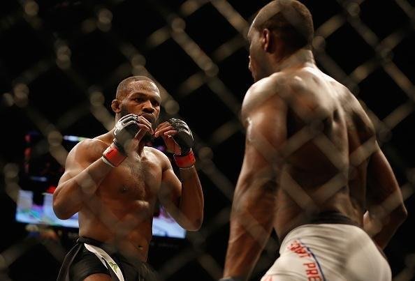 Jon Jones volta ao octógono do UFC e conquista cinturão interino
