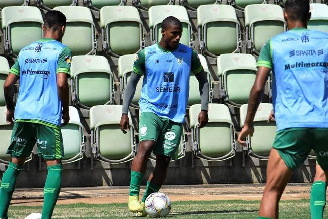 O Amrica segue com treinos preparatrios para a disputa do Campeonato Mineiro 2021. Comandados pelo auxiliar tcnico Mrcio Hahn, jogadores da base americana - e tambm os que tiveram menos oportunidades na temporada 2020 - realizam atividades voltadas ao Estadual.