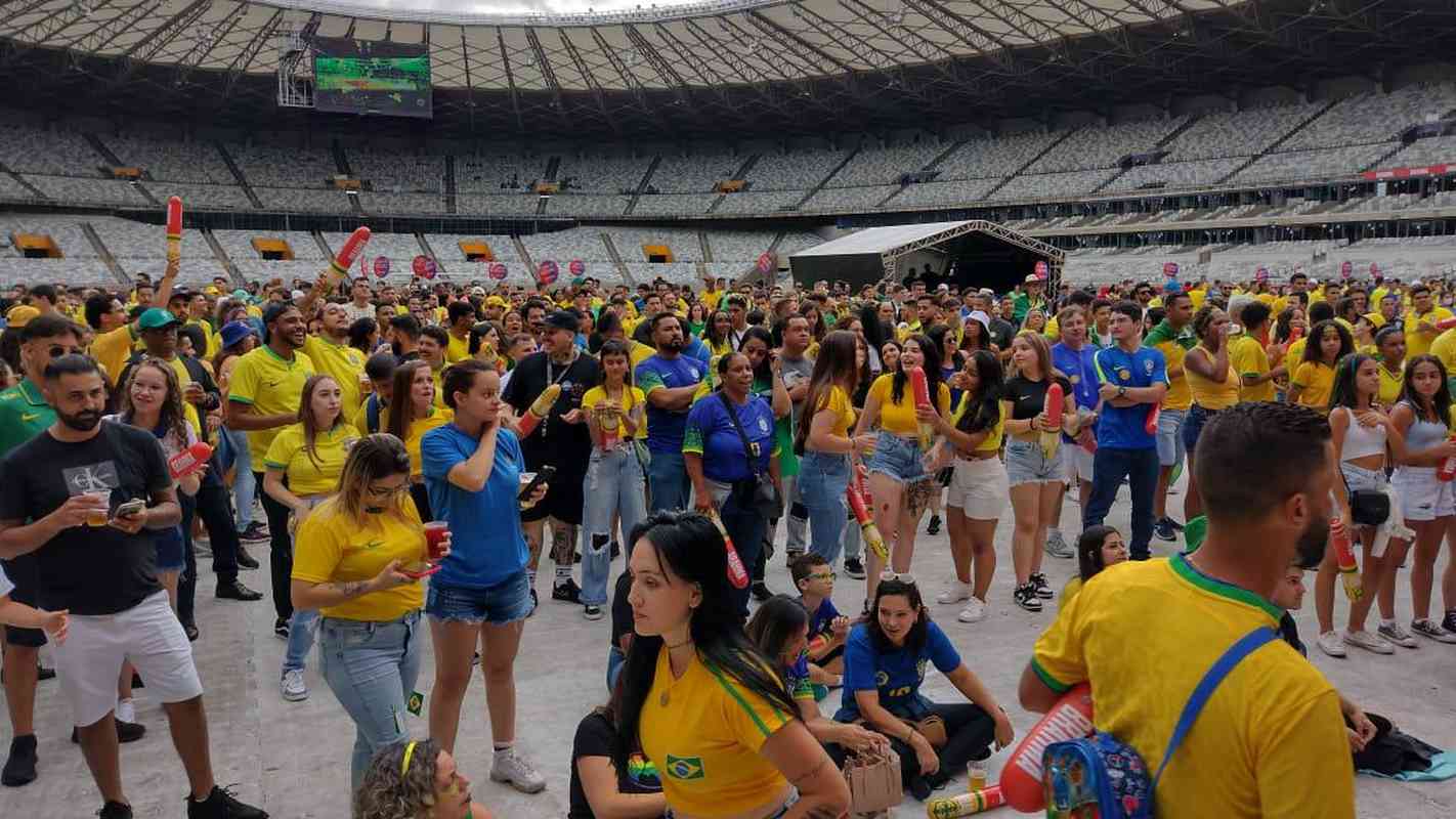 No Mineiro, torcedores assistem ao jogo entre Brasil x Srvia pela Copa do Mundo do Catar