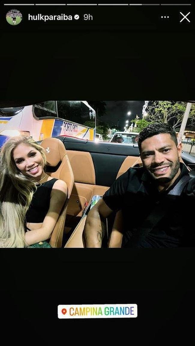 Hulk fez registro em carro de luxo em Campina Grande, sua terra natal, com a esposa.