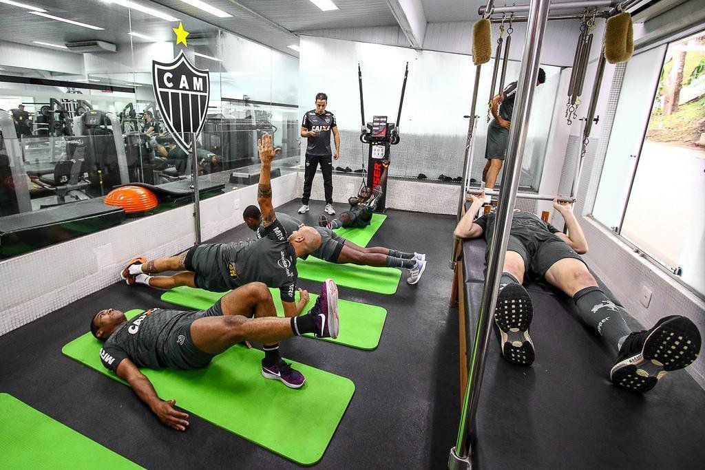 Depois da vitria por 3 a 0 sobre o Coimbra, em jogo-treino na Cidade do Galo, os jogadores do Atltico fizeram um trabalho fsico na academia do CT. Veja fotos