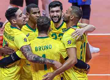 Brasil tem dificuldades, perde um set, mas derrota europeus por 3 a 1 e mantém aproveitamento de 100%. Próximo desafio será os EUA