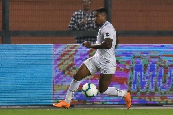Atlético derrotou Santos por 2 a 1, de virada, com gols de Chará, e avançou às quartas de final da Copa do Brasil