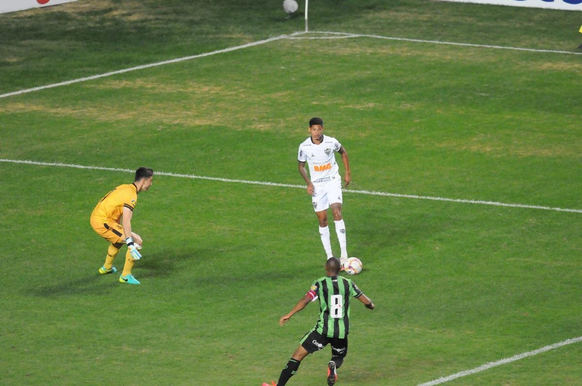Marrony ampliou e fez 2 a 0 para o Atltico no segundo tempo