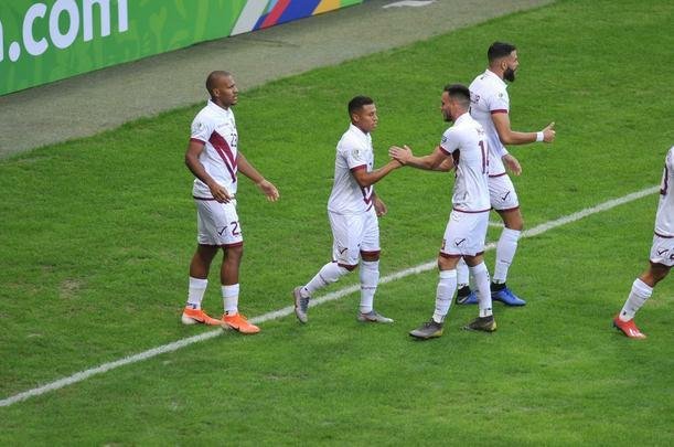 Imagens da partida entre Bolvia e Venezuela