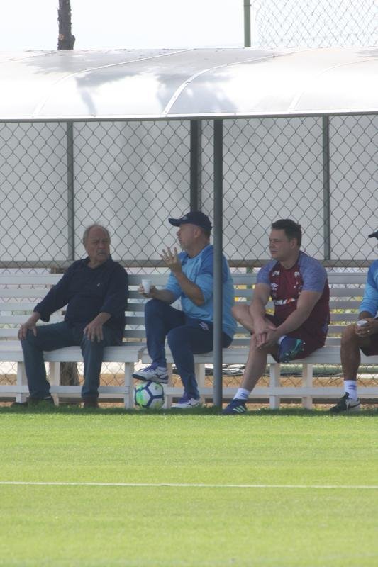 Presidente do Cruzeiro, Wagner Pires de S, acompanhou treino deste sbado, na Toca da Raposa II. Mais uma vez, Arrascaeta treinou normalmente e est cotado para iniciar como titular diante do Atltico-PR, na segunda-feira, no Mineiro, pelas oitavas de final da Copa do Brasil