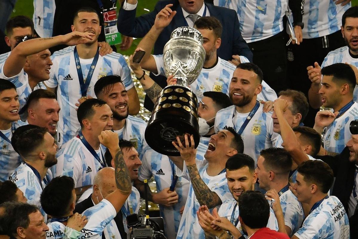 Argentina conquistou 15 ttiulo da Copa Amrica ao vencer o Brasil por 1 a 0, neste sbado, no Maracan. nico gol foi marcado por Di Mara, eleito o destaque da deciso. J o astro Lionel Messi ganhou o prmio de craque da competio.