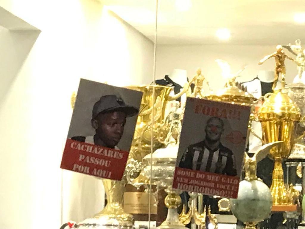 Imagens do protesto da torcida do Atltico na sede de Lourdes