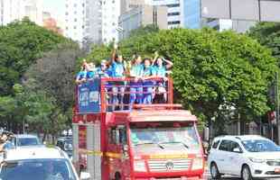 Jogadoras do Minas desfilam em carro aberto pelas ruas de Belo Horizonte aps conquista do tri da Superliga Feminina de Vlei