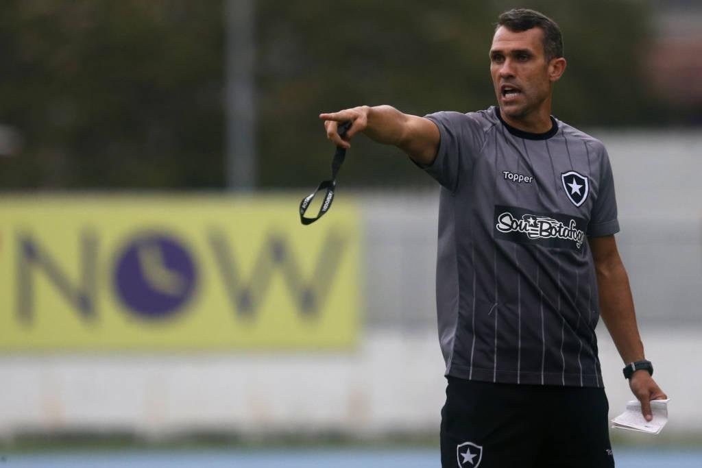 Bruno Lazaroni durou 27 dias no cargo de treinador do Botafogo. Em seis jogos, foram duas vitrias, dois empates e duas derrotas. Foi demitido aps derrota do Botafogo para o Cuiab por 1 a 0, no Rio de Janeiro, pela Copa do Brasil, no dia 29 de outubro. 