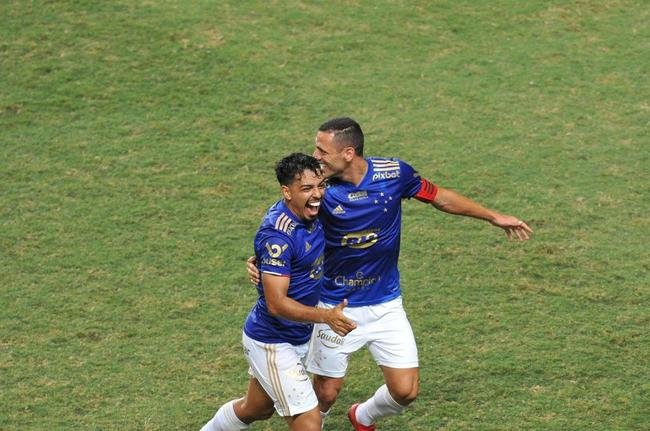 Depois de muito insistir, Cruzeiro abriu o placar com latera-esquerdo Matheus, em cobrana de falta: 1 a 0