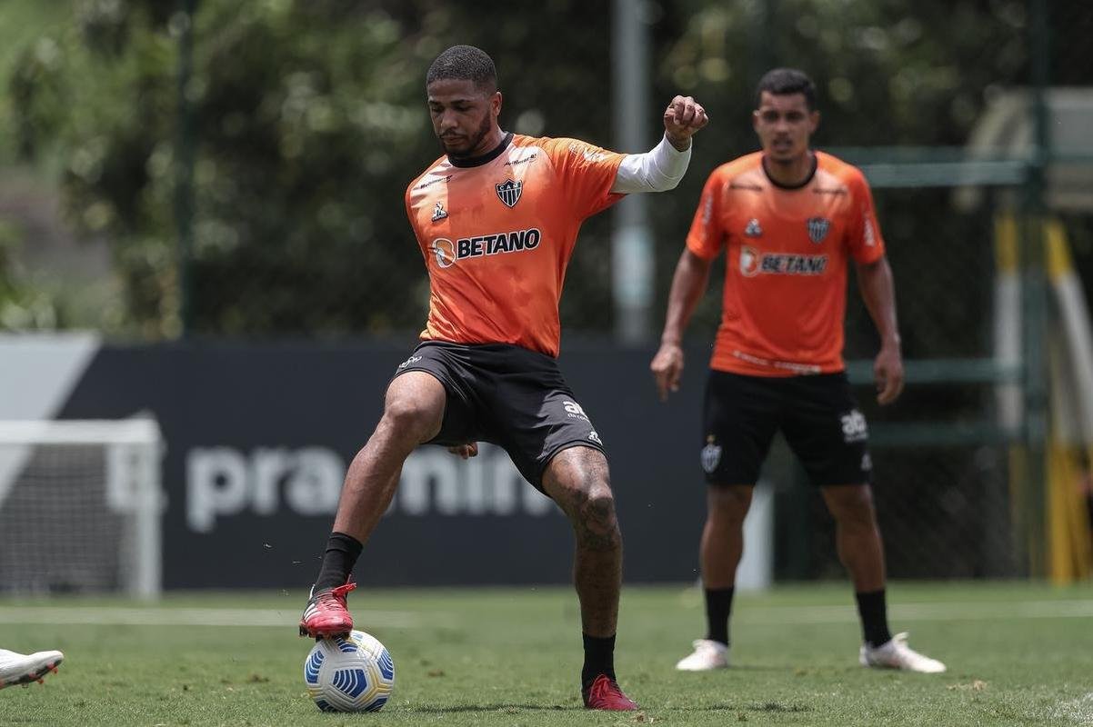 Aps a vitria por 2 a 1 sobre o Cuiab, neste domingo (24), pelo Campeonato Brasileiro, o elenco do Atltico se reapresentou e treinou na tarde desta segunda-feira (25), na Cidade do Galo, em Vespasiano. As atividades visaram o duelo de volta da semifinal da Copa do Brasil, contra o Fortaleza, que ocorrer na quarta-feira (27). Por ter vencido o jogo de ida por 4 a 0, no Mineiro, o Galo tem vaga encaminhada na deciso do principal torneio mata-mata do pas.