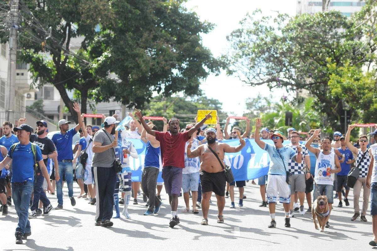 Imagens do protesto da torcida do Cruzeiro em frente ao clube social do Barro Preto