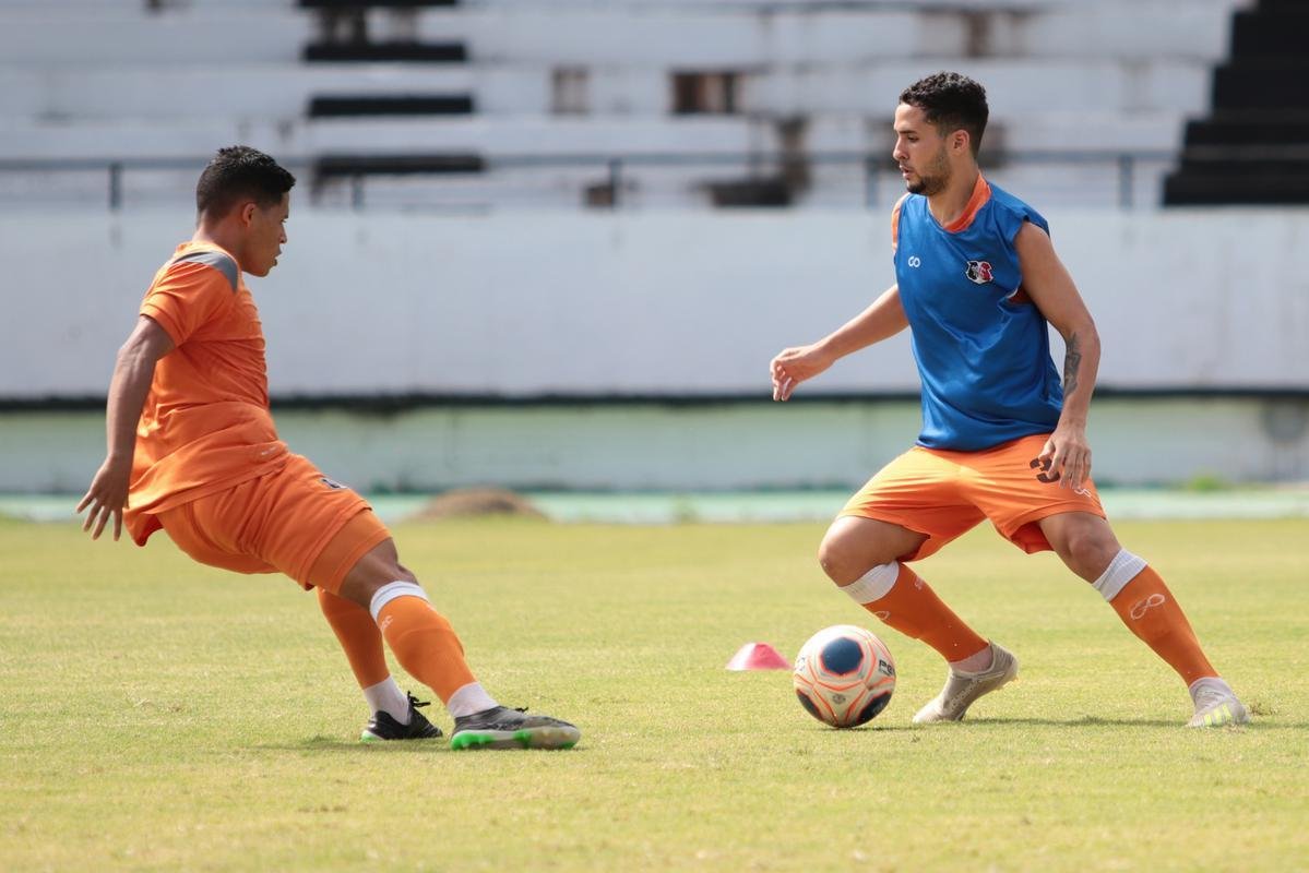 Jogadores do Santa Cruz treinaram no estádio do Arruda, já apresentando trabalhos com bola no gramado, sob a supervisão do técnico Itamar Schülle. Todos os atletas e os membros da comissão técnica seguem submetidos às medidas de afastamento social.