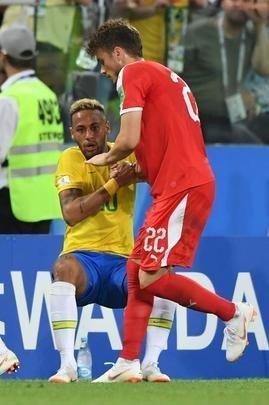 Poucas quedas, assistência e 'ousadia': a atuação de Neymar contra a Sérvia