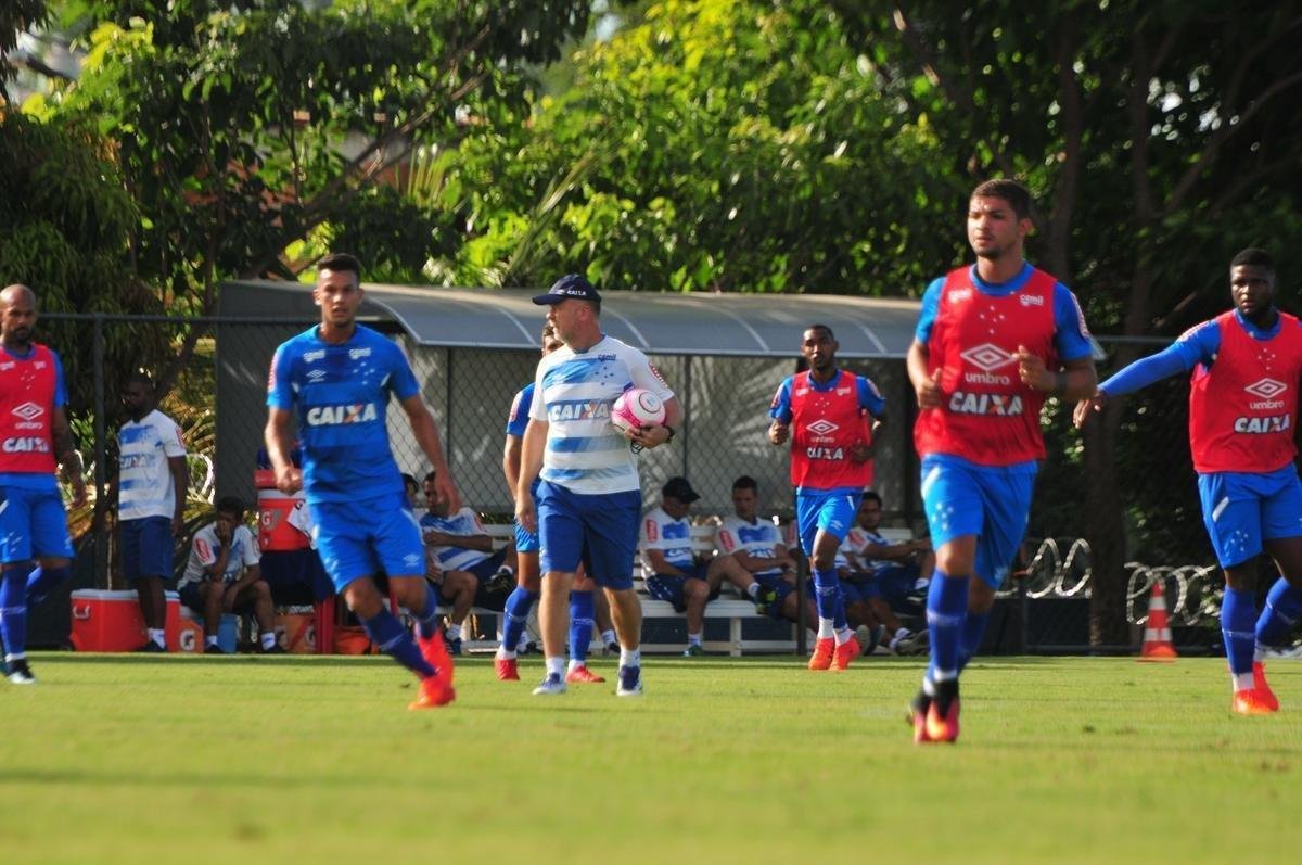 Sem Thiago Neves, que est com desgaste na panturrilha, Mano Menezes escalou o time titular do Cruzeiro no coletivo com Fbio; Lucas Romero, Leo, Murilo e Egdio; Henrique e Ariel Cabral; Robinho, Arrascaeta e Rafinha; Fred. Os reservas atuaram com Rafael; Arthur, Digo, Manoel e Marcelo Hermes; Lucas Silva, Nonoca e Bruno Silva; Rafael Marques, Rafael Sobis e Judivan