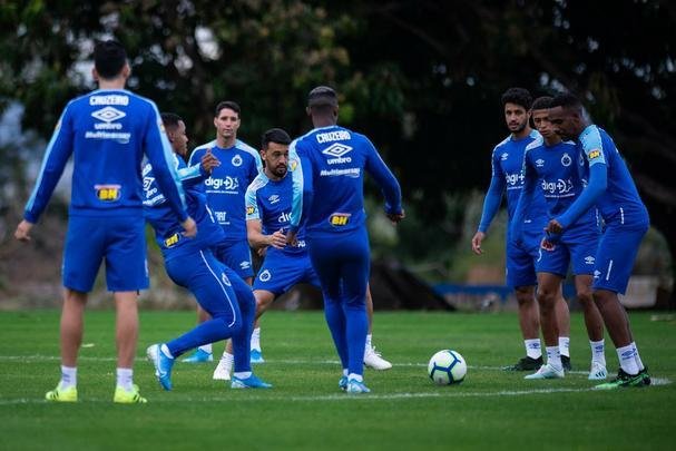 Fotos do treino do Cruzeiro na Toca da Raposa II. Time enfrenta o Internacional, nesta quarta-feira, às 21h30, no Mineirão, pela semifinal da Copa do Brasil. Mano Menezes pode apresentar novidades na escalação diante dos gaúchos.
