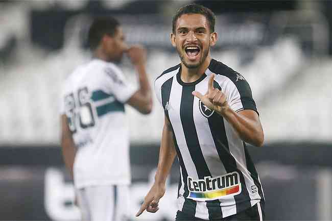 Em cobrana de pnalti, Marco Antnio abriu o placar para a vitria do Botafogo em jogo polmico