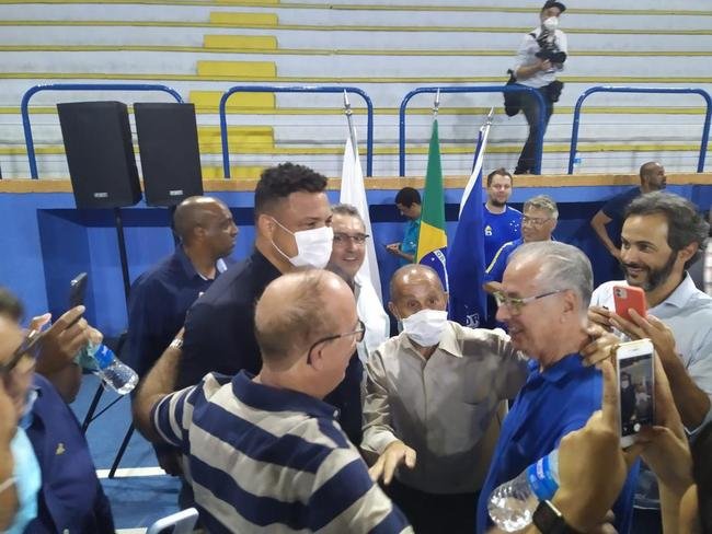 Ronaldo compareceu  votao da venda da SAF do Cruzeiro no Barro Preto e foi muito assediado por conselheiros do clube