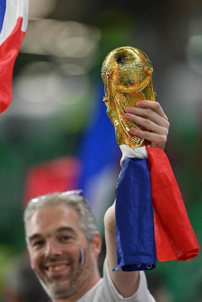 Torcedores no Estdio Al Thumama, em Doha, para o duelo entre Frana e Polnia, pelas oitavas de final da Copa do Mundo.