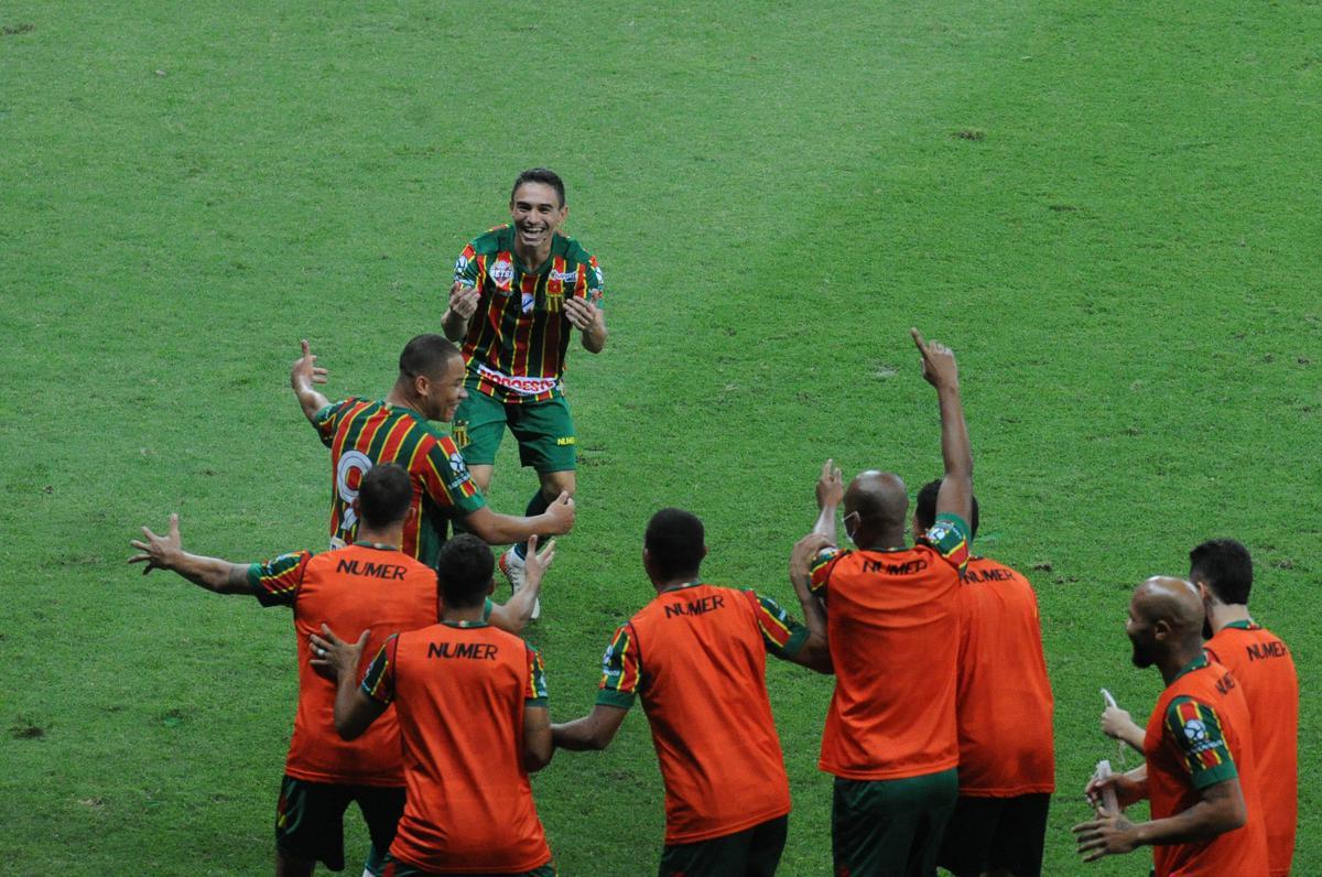 Fotos do duelo entre Cruzeiro e Sampaio Corra, no Mineiro, pela 14 rodada da Srie B do Campeonato Brasileiro