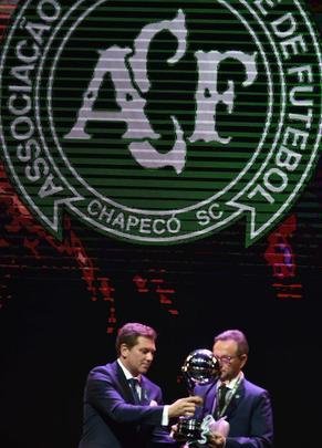 Cerimônia em Luque, no Paraguai, foi marcada por homenagens à Chapecoense, que ganhou taça com Atlético Nacional, e aos 30 anos do segundo título mundial da Seleção Argentina