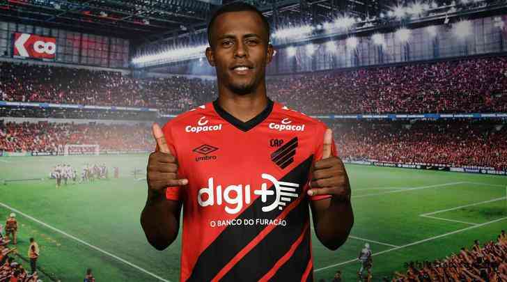 O Athletico-PR anunciou a contratação do atacante Carlos Eduardo, que estava no Palmeiras 