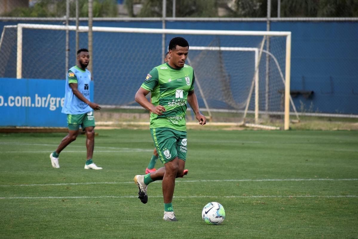 Nesta tera-feira, no CT do Grmio, em Porto Alegre, Lisca comandou atividades leves com bola e concluiu preparao do Amrica para o duelo contra o Internacional, pelas quartas de final da Copa do Brasil. Partida ser realizada nesta quarta-feira, s 21h30, no Beira-Rio.