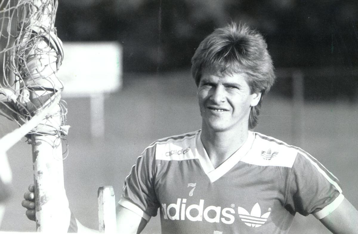 Símbolo de raça, luta e dedicação, o ex-volante Ademir foi forçado pelo ex-presidente do Cruzeiro, Cesar Masci, a aceitar a transferência para o Racing, da Argentina, em 1992. Em entrevista ao Superesportes, ele contou que não queria sair de Belo Horizonte. 'Falei que não queria ir, mas a legislação não era como hoje. O presidente disse que não teve como negar, pois ele tinha dado a palavra ao Racing e ao empresário que intermediou. Eu estava empolgado com aquele timaço montado pelo Cruzeiro, com Renato Gaúcho etc, e fui à força para a Argentina. Por azar meu, naquele ano, o Cruzeiro foi bicampeão da Supercopa justamente contra o Racing'. Em 1993, o camisa 5 voltou para a Raposa e foi titular no time campeão da Copa do Brasil. No geral, participou de 442 jogos e marcou nove gols.