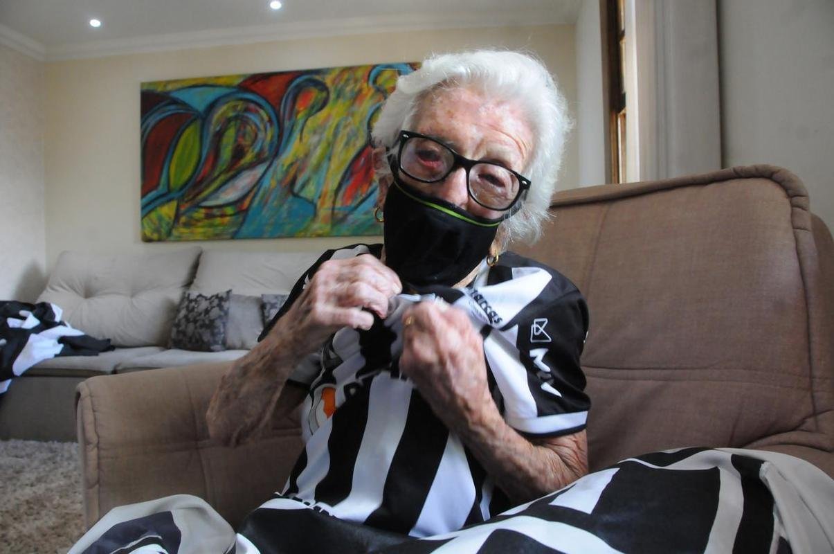 Ana C�ndida de Oliveira Marques, a Vov� do Galo, de 101 anos, ao lado da filha, Maria Aparecida, e dos netos Marcelo e Sabrina