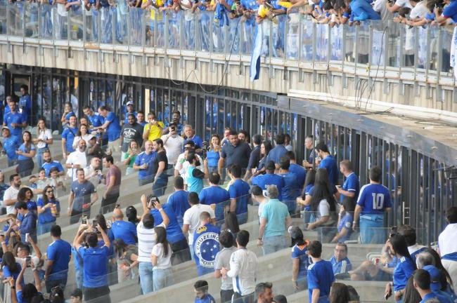 Fotos da torcida do Cruzeiro, no Mineiro, na partida contra a Ponte Preta pela 13 rodada da Srie B do Campeonato Brasileiro. Mineiro recebeu grande pblico mais uma vez