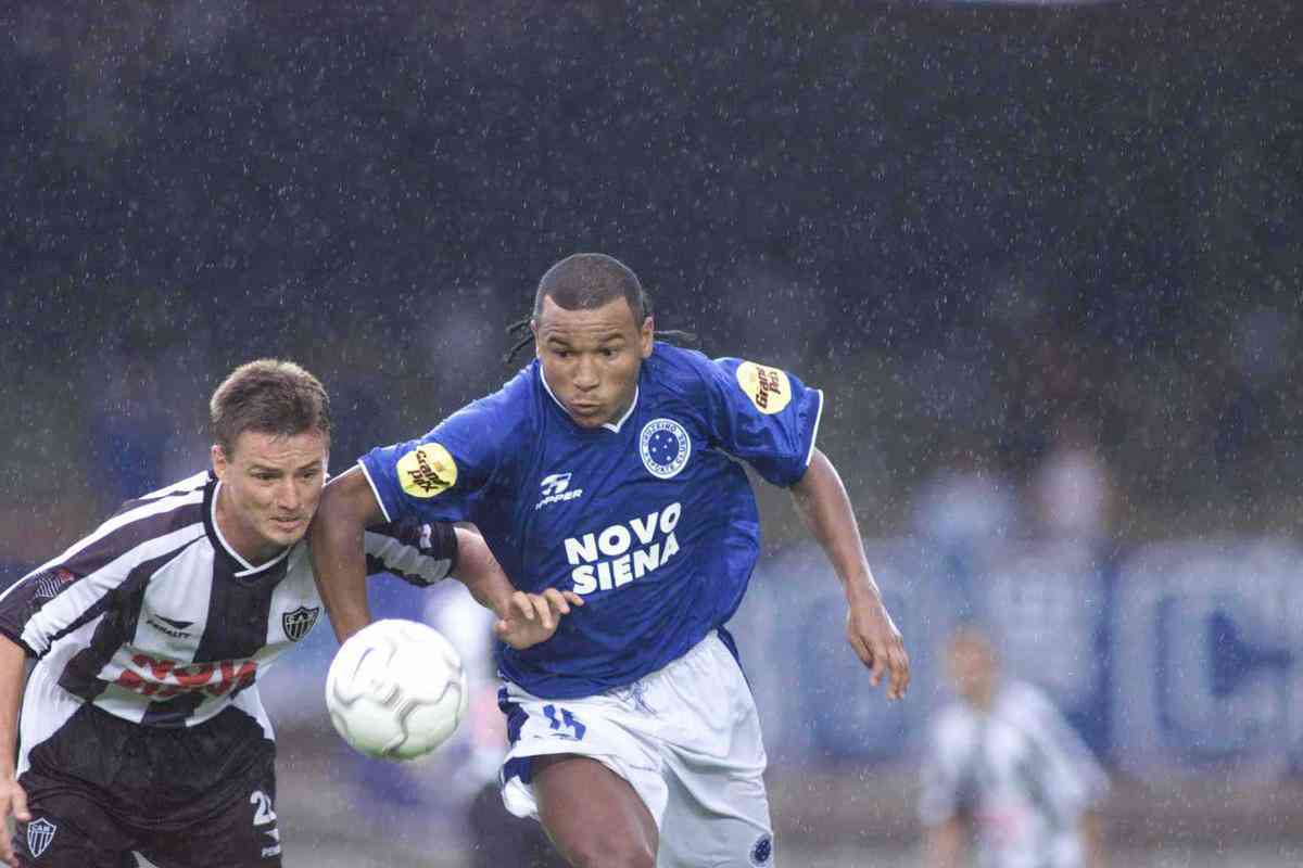 Oséas marcou 22 gols em 60 jogos em 2001 e ajudou o Cruzeiro a ganhar a Copa Sul-Minas