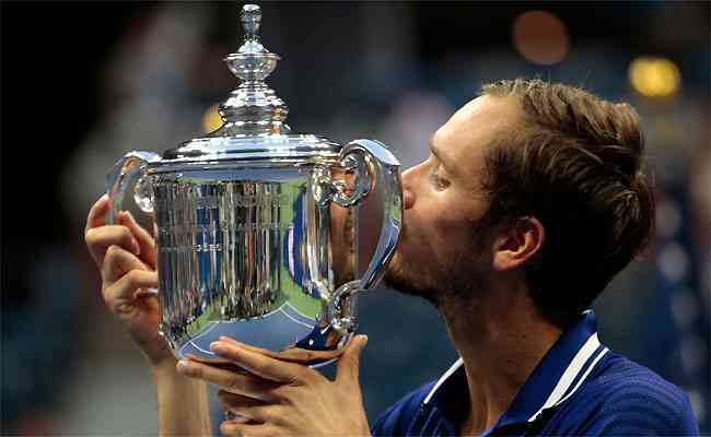 Medvedev beija a taça do US Open de 2021: atual campeão defenderá o tíitulo