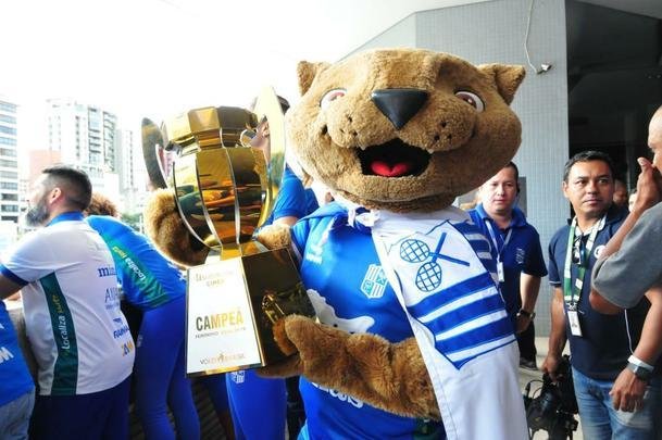 Chegada das campeãs da Superliga Feminina à sede do Minas, em Belo Horizonte. Em seguida, eles foram recepcionadas pelo presidente, por diretores e patrocinadores. Houve até brinde com champanhe