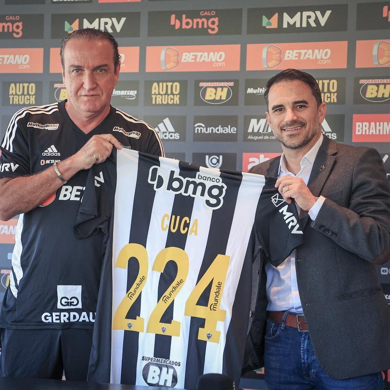 Nesta tera-feira (26), Cuca foi apresentado como treinador do Atltico - pela terceira vez na carreira. Primeiro, foi saudado pelo diretor de futebol Rodrigo Caetano e concedeu entrevista coletiva na sala de imprensa da Cidade do Galo. Depois, comandou o primeiro treino com o elenco no CT, j pensando no confronto contra o Internacional, pelo Campeonato Brasileiro.