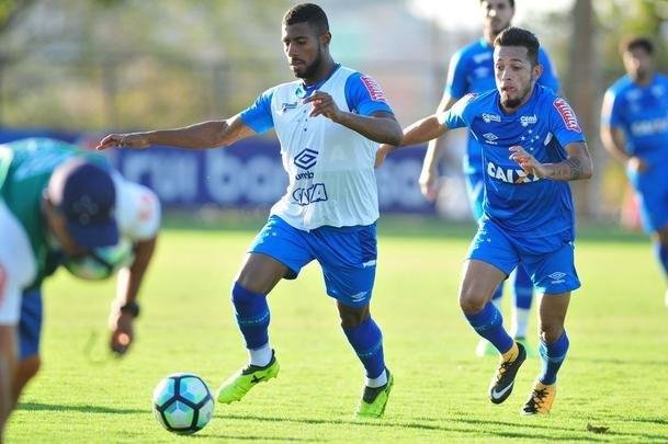 Imagens do treino do Cruzeiro desta quinta-feira, na Toca da Raposa II (Alexandre Guzanshe/EM D.A Press)