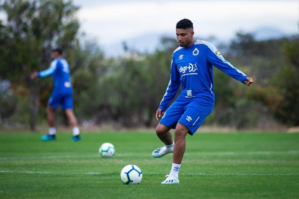 Fotos do treino do Cruzeiro na Toca da Raposa II. Time enfrenta o Internacional, nesta quarta-feira, s 21h30, no Mineiro, pela semifinal da Copa do Brasil. Mano Menezes pode apresentar novidades na escalao diante dos gachos.