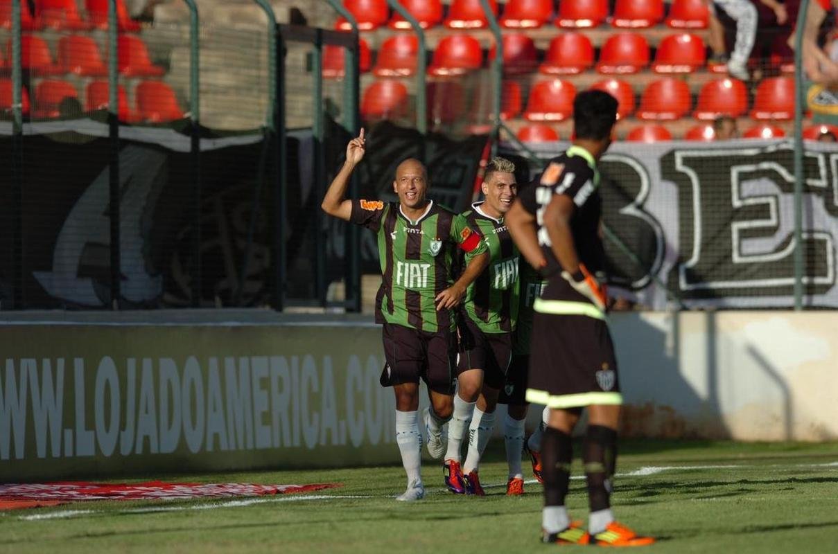 Campeonato Mineiro de 2011 - O Amrica comeou perdendo o jogo na Arena do Jacar, mas viu Fbio Jnior virar o duelo em Sete Lagoas. O camisa 7 marcou duas vezes no triunfo por 2 a 1.
