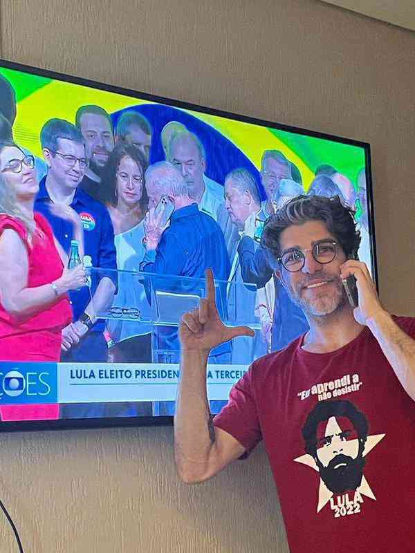 Juninho Pernambucano festeja vitria de Lula na eleio