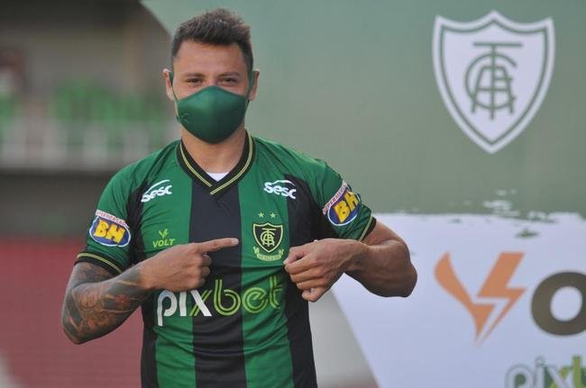 Mauro Zrate, atacante argentino de 34 anos, foi apresentado oficialmente pelo Amrica na tarde desta sexta-feira (3), no Estdio Independncia, em Belo Horizonte. Experiente, o atleta tem passagens por clubes como Fiorentina, Lazio e Inter de Milo, da Itlia, e tambm por Vlez Sarsfield e Boca Juniors, da Argentina.