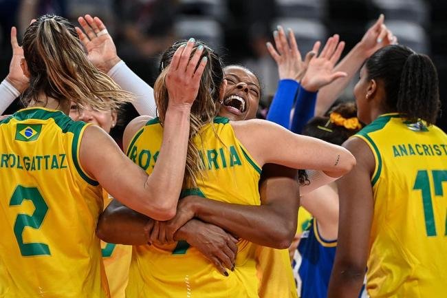 Fotos da vit�ria brasileira sobre a Coreia do Sul pela semifinal do v�lei feminino em T�quio