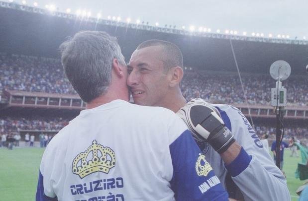 Depois da vitria por 2 a 1 sobre o Paysandu naquele 30 de novembro, no Mineiro, resultado que confirmou o ttulo brasileiro de 2003 com duas rodadas de antecedncia, jogadores do Cruzeiro, comisso tcnica e diretoria promoveram uma grande festa no gramado. Sem a taa oficial da CBF, o elenco deu a volta olmpica com trofus simblicos. Os mais de 75 mil presentes festejaram a indita Trplice Coroa no futebol brasileiro. Antes, o clube celeste j havia conquistado o Campeonato Mineiro de forma invicta e a Copa do Brasil.