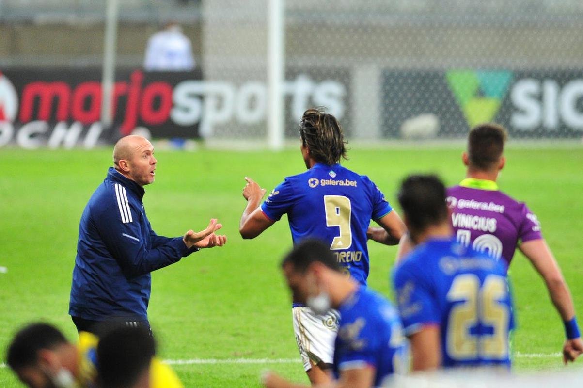 Fotos de Cruzeiro x Londrina, no Mineiro, pela 15 rodada da Srie B