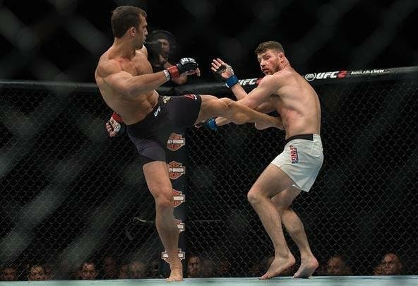 Considerado azarão na luta principal do UFC 199, em Los Angeles, Michael Bisping surpreende Luke Rockhold e conquista o cinturão do peso médio, com nocaute arrasador no primeiro round