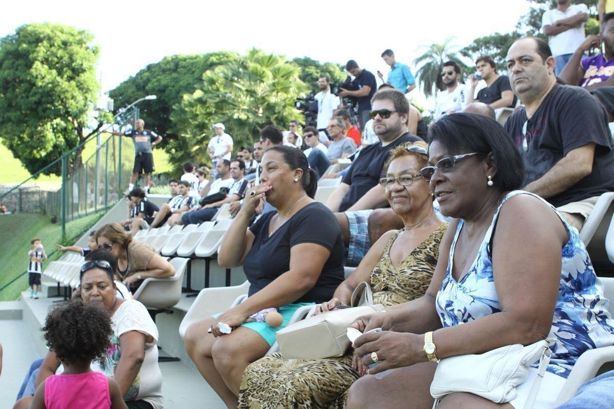21/03/2014 - Dona Miguelina, me de Ronaldinho, acompanha treino do craque na Cidade do Galo, centro de treinamento do Atltico, em Vespasiano
