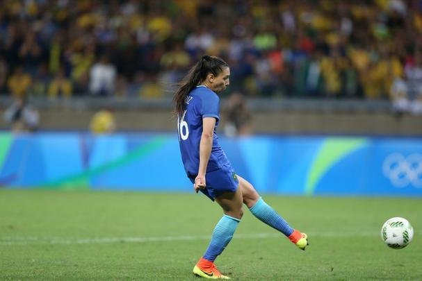 Imagens emocionantes das cobranas de pnaltis no Mineiro e da classificao do Brasil s semifinais do torneio feminino de futebol dos Jogos Olmpicos. Goleira Brbara pegou pnalti e deu vitria  Seleo por 7 a 6 sobre a Austrlia. Com 52 mil pagantes, estdio foi  loucura.