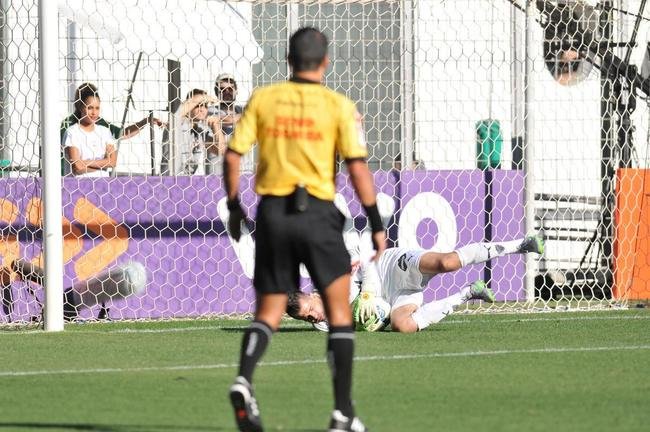 Victor defende p�nalti de Alan Patrick logo no come�o da partida no Independ�ncia