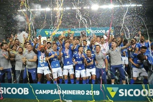Entrega de medalhas e erguimento da taa: veja a festa do Cruzeiro com o bi do Mineiro