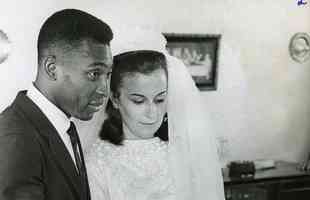 1966. - Logo aps a cerimonia religiosa, Pel com sua primeira esposa Rosemeri dos Reis Cholbi posam para a foto antes de cortarem o bolo de casamento. Matrimnio foi at 1982