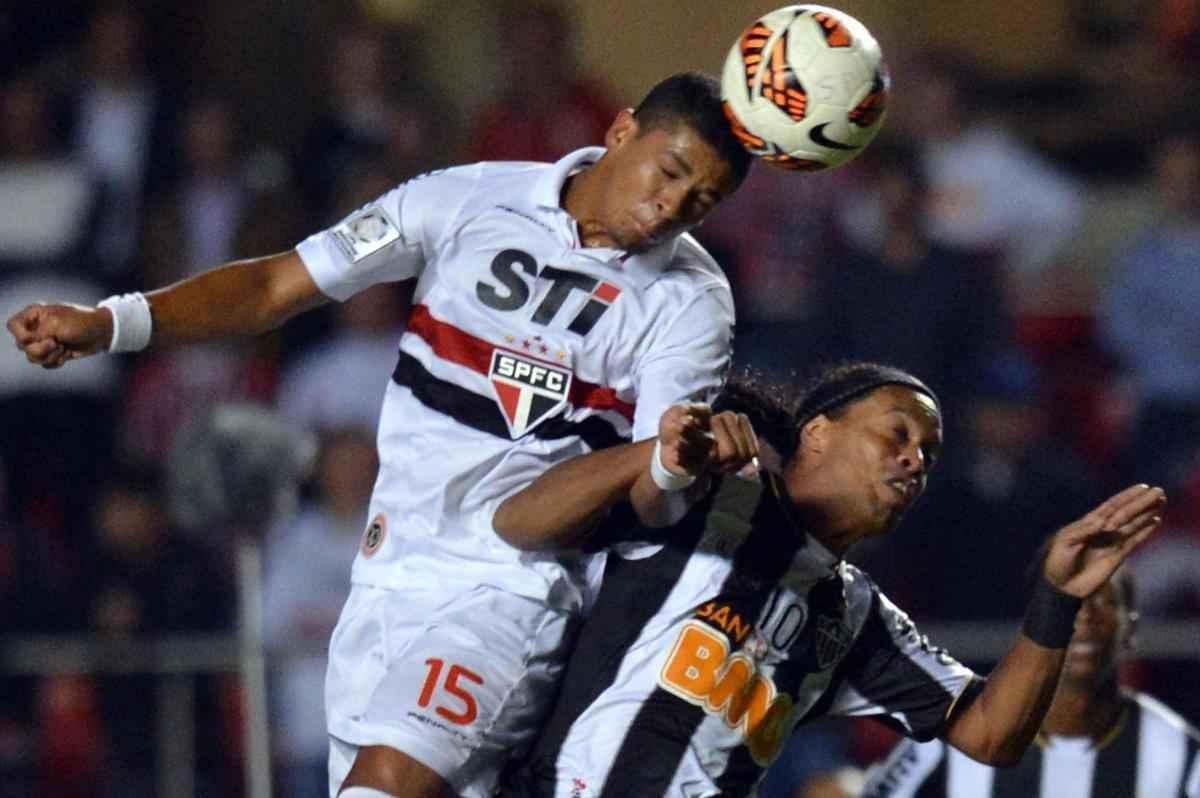 Já classificado às oitavas de final como melhor primeiro colocado, o Atlético foi derrotado pelo São Paulo na rodada final da fase de grupos, por 2 a 0. Tranquilo, Ronaldinho deixou o gramado e disse: 'Para falar a verdade, não estou preocupado. Isso tudo pra gente é um grande treino para a próxima fase'. Irritado, Rogério Ceni rebateu: 'Ele (Ronaldinho) tem todo o direito de vir jogar do jeito que ele quiser, isso não diminui a genialidade dele. Se ele veio para brincar, vai ter a oportunidade de jogar para valer na próxima'. Quis o destino que Atlético e São Paulo se enfrentassem nas oitavas de final. Era hora de jogar para valer.